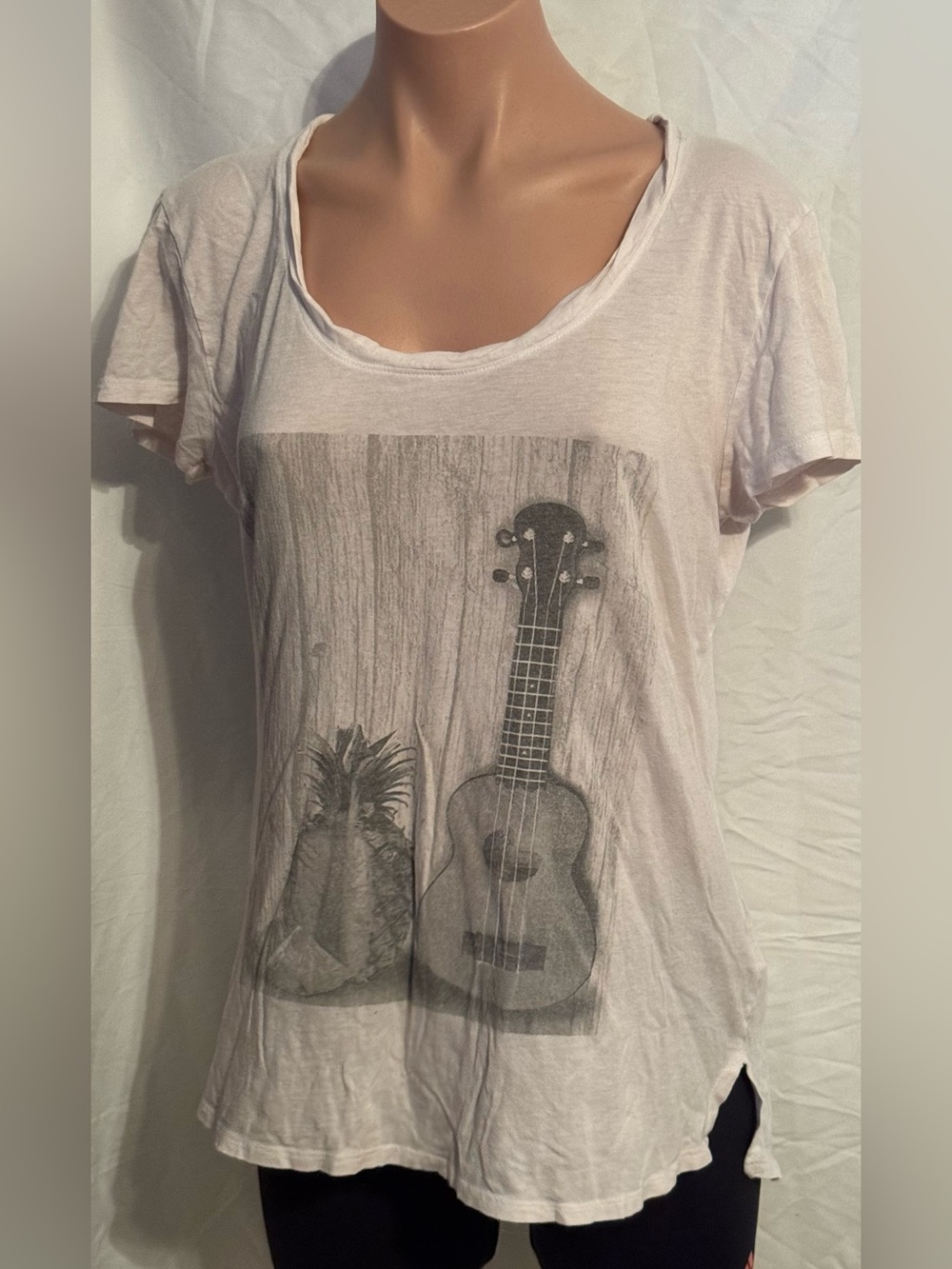 Women’s Graphic Scoop Neck Tee - White and gray pineapple & Ukulele Print L